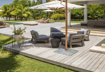 Jardin et allées aménagés par nos paysagistes et urbanistes pour sublimer l’expérience insulaire de luxe de la villa