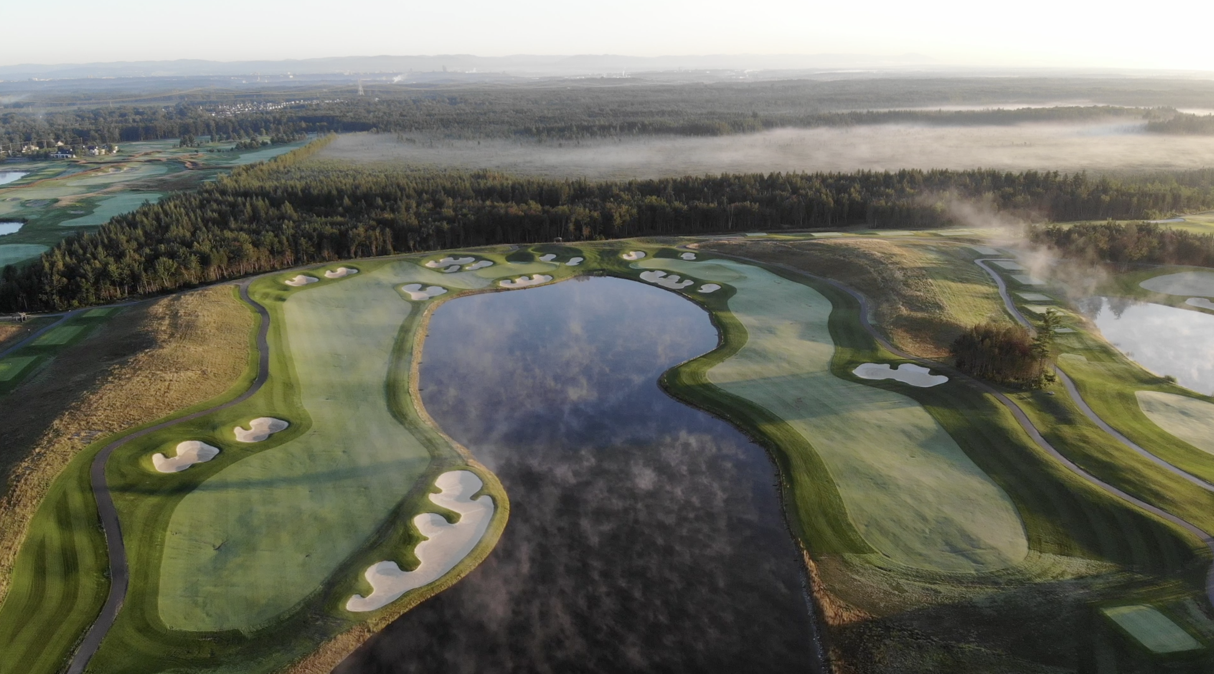 Vue aérienne des trous no. 18 et no. 9 du Parcours Sud