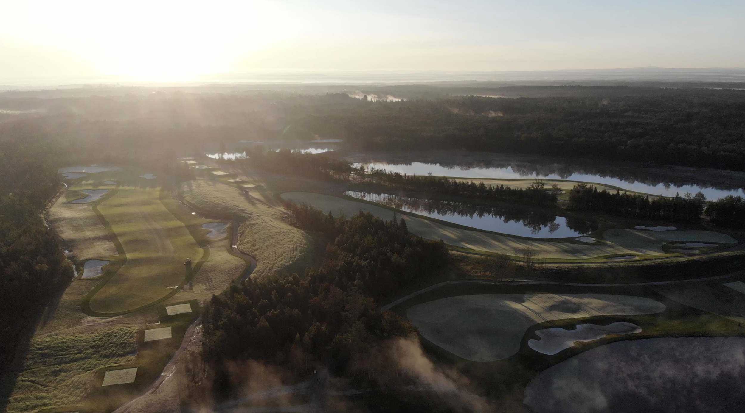 Parcours au coucher du soleil avec reflets dorés