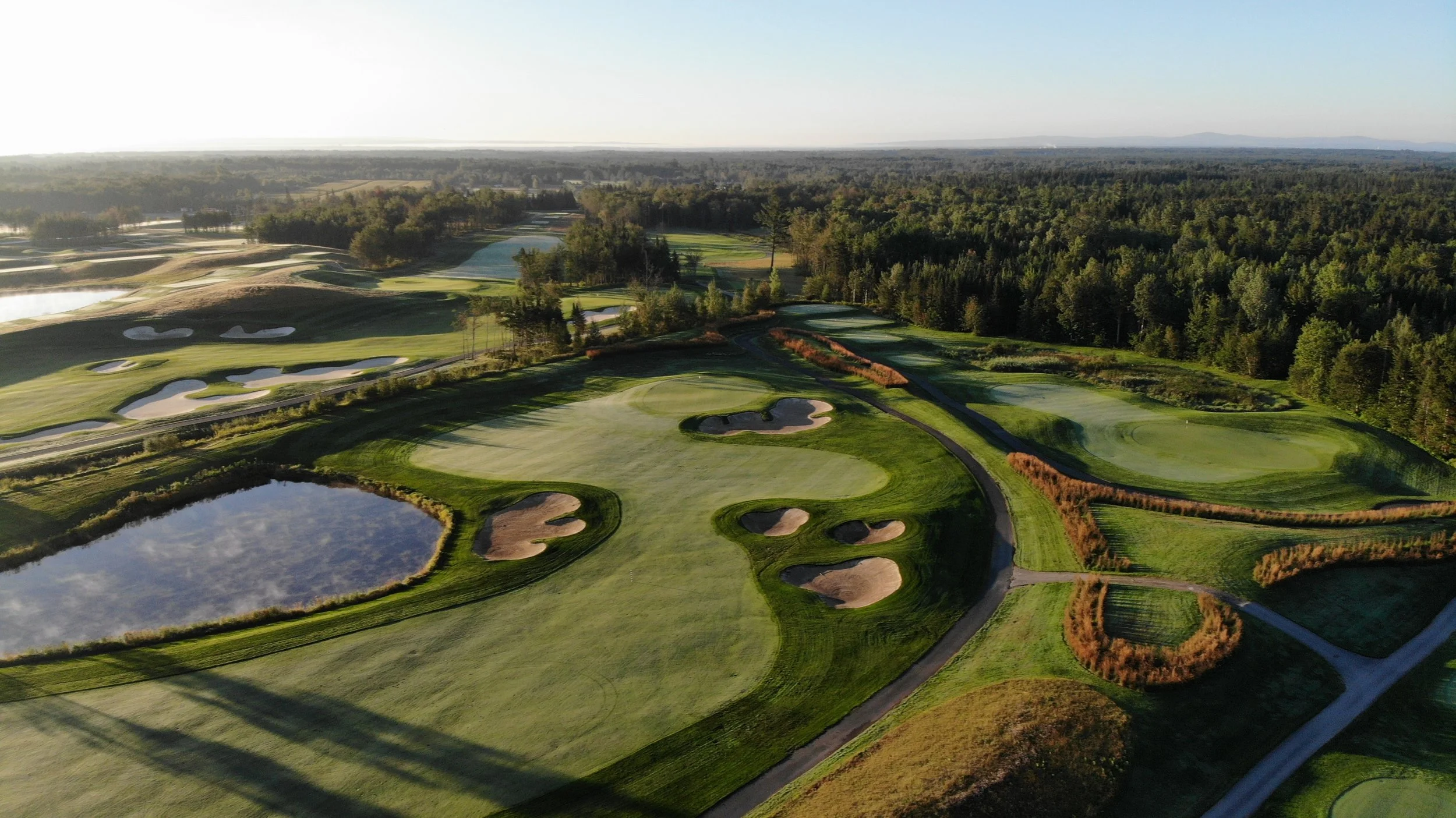 Vue aérienne des verts et fosses de sable