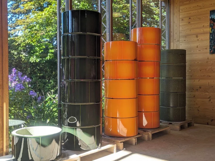 Glasierte Keumalit-Ringsätze in verschiedenen Glasuren in der Ausstellung in Colnrade
