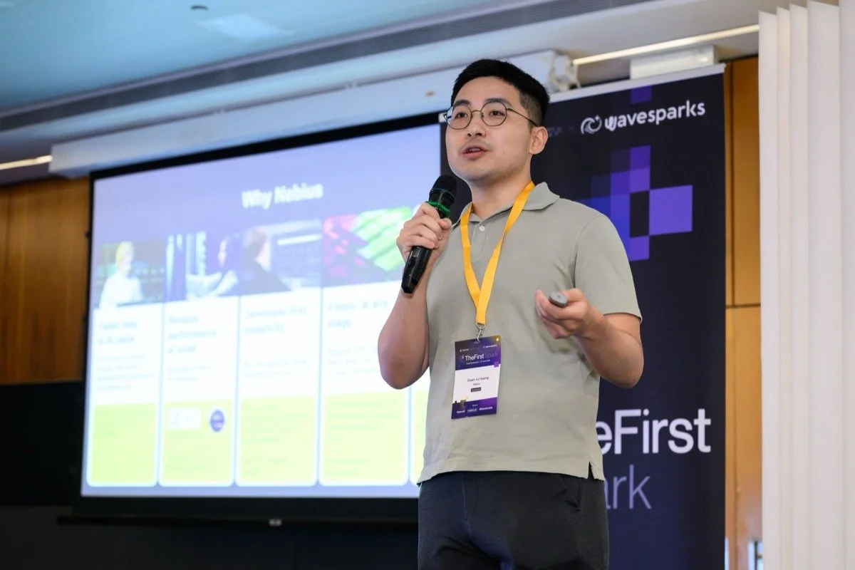 Guan-ru Huang presents AI infrastructure on stage