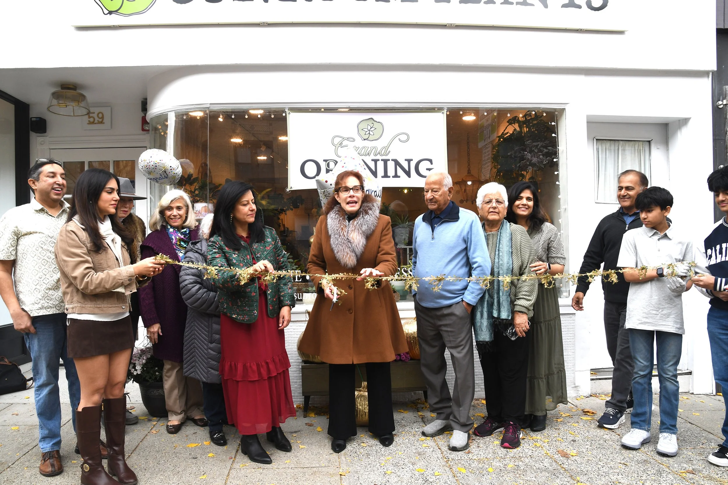 Ribbon cutting at Sunroom Plants opening