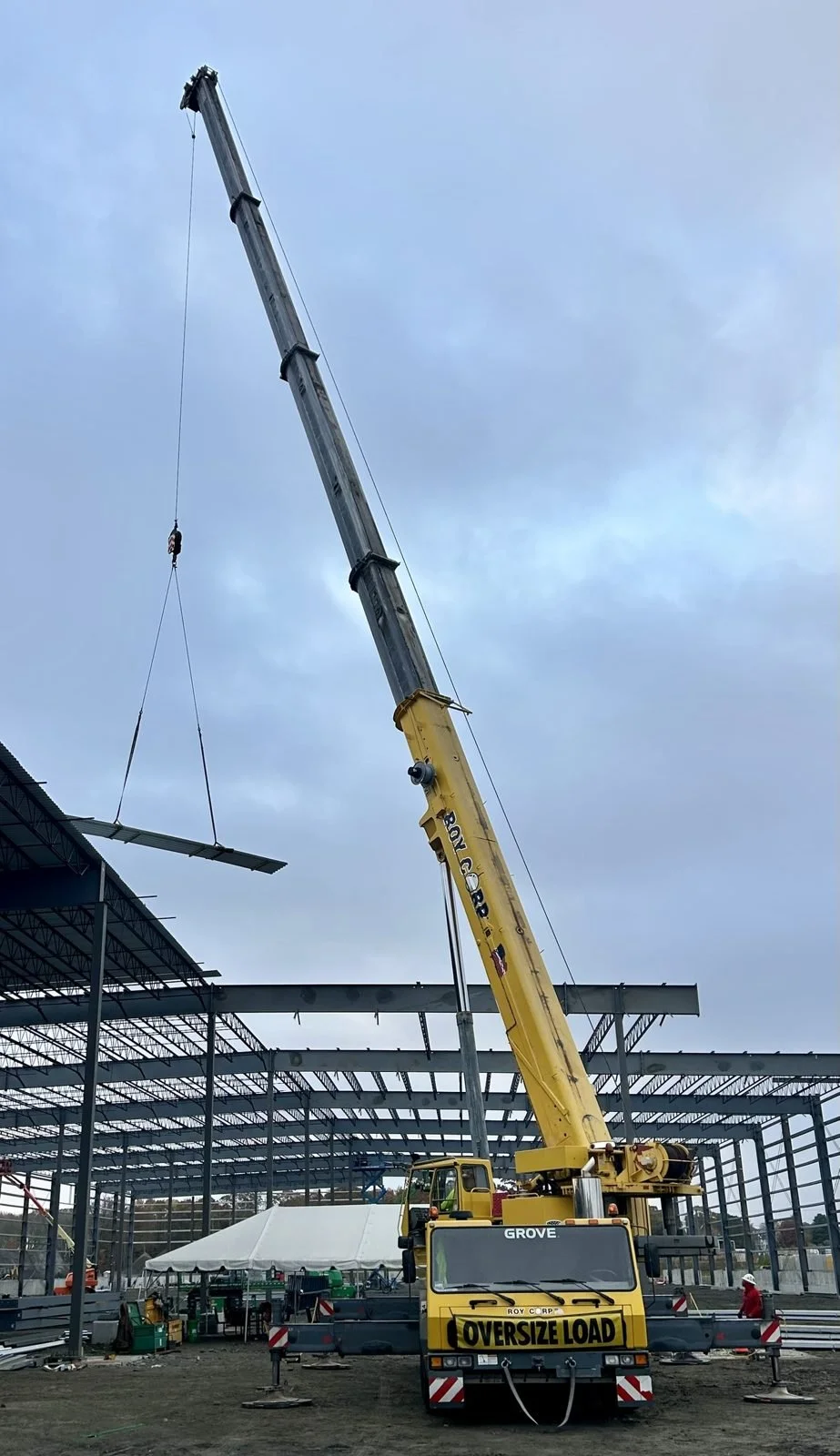Roy Corp crane setting steel with a qualified rigger on site