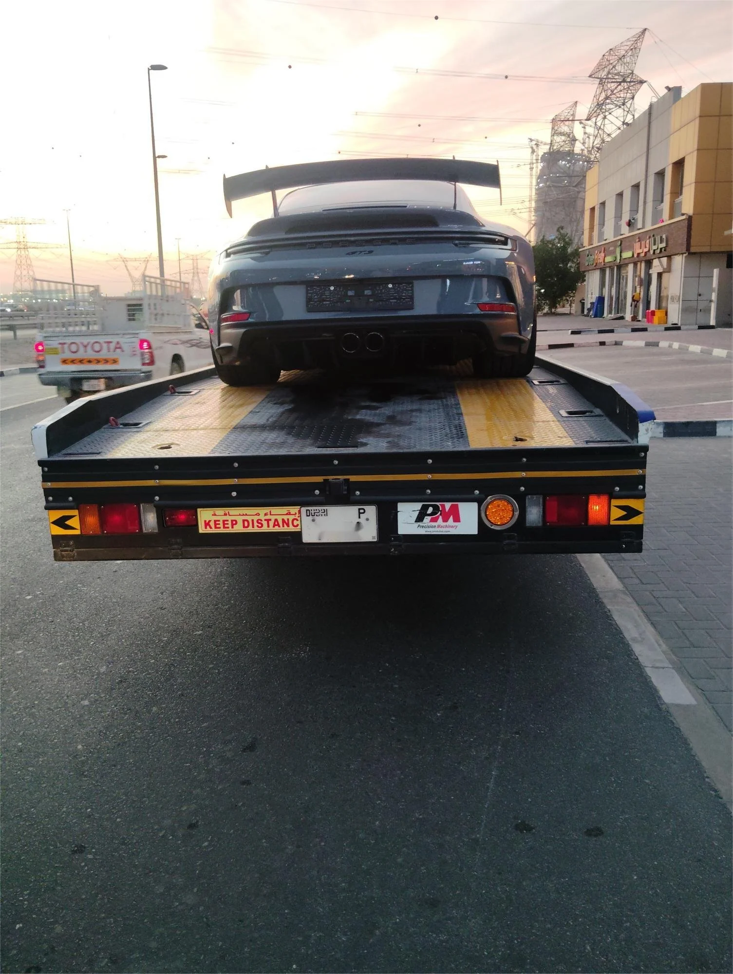 Sport recovery truck Dubai — Porsche GT3 flatbed recovery, Trucky
