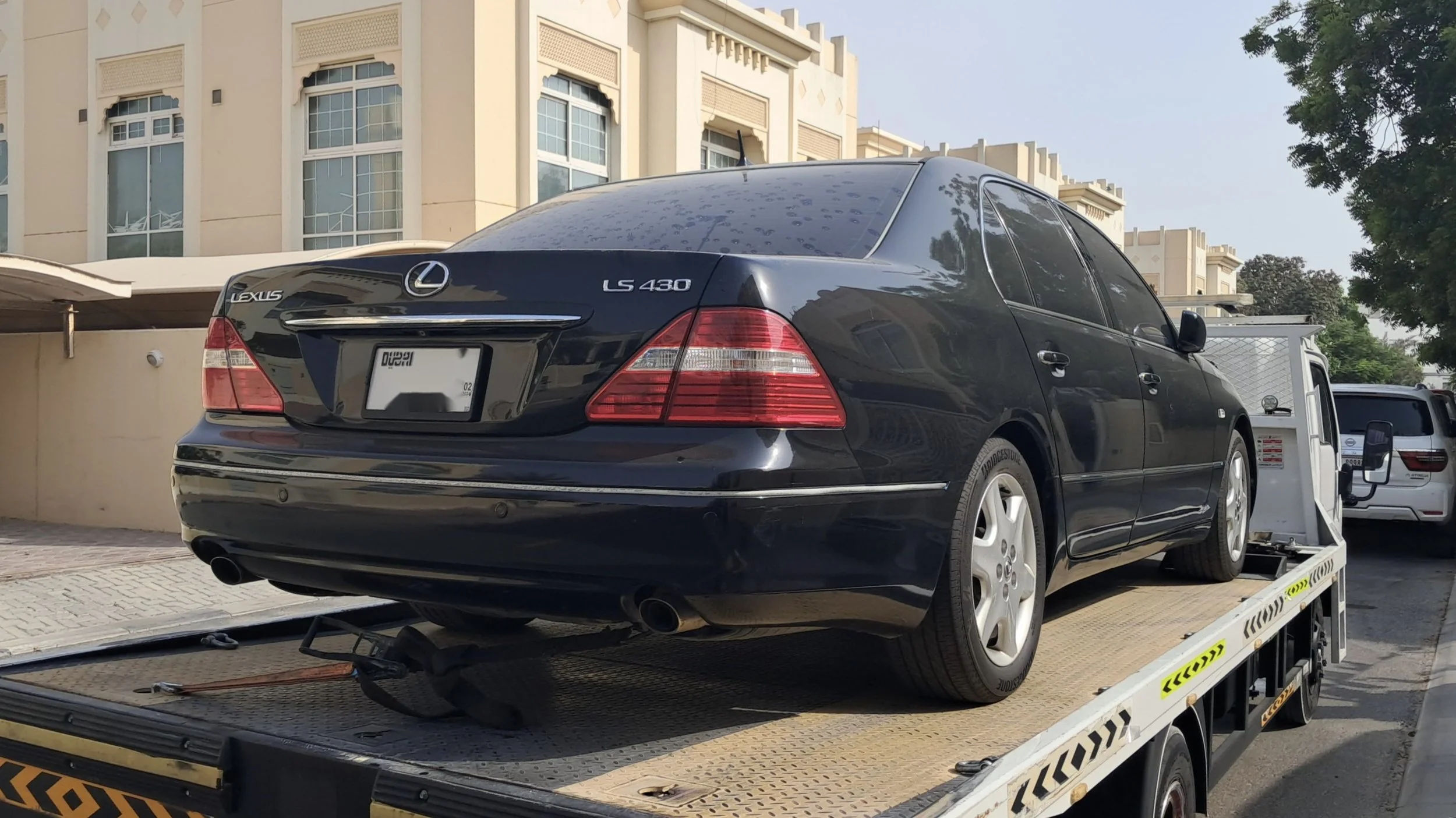 Flatbed recovery truck Dubai — luxury car transport, Trucky