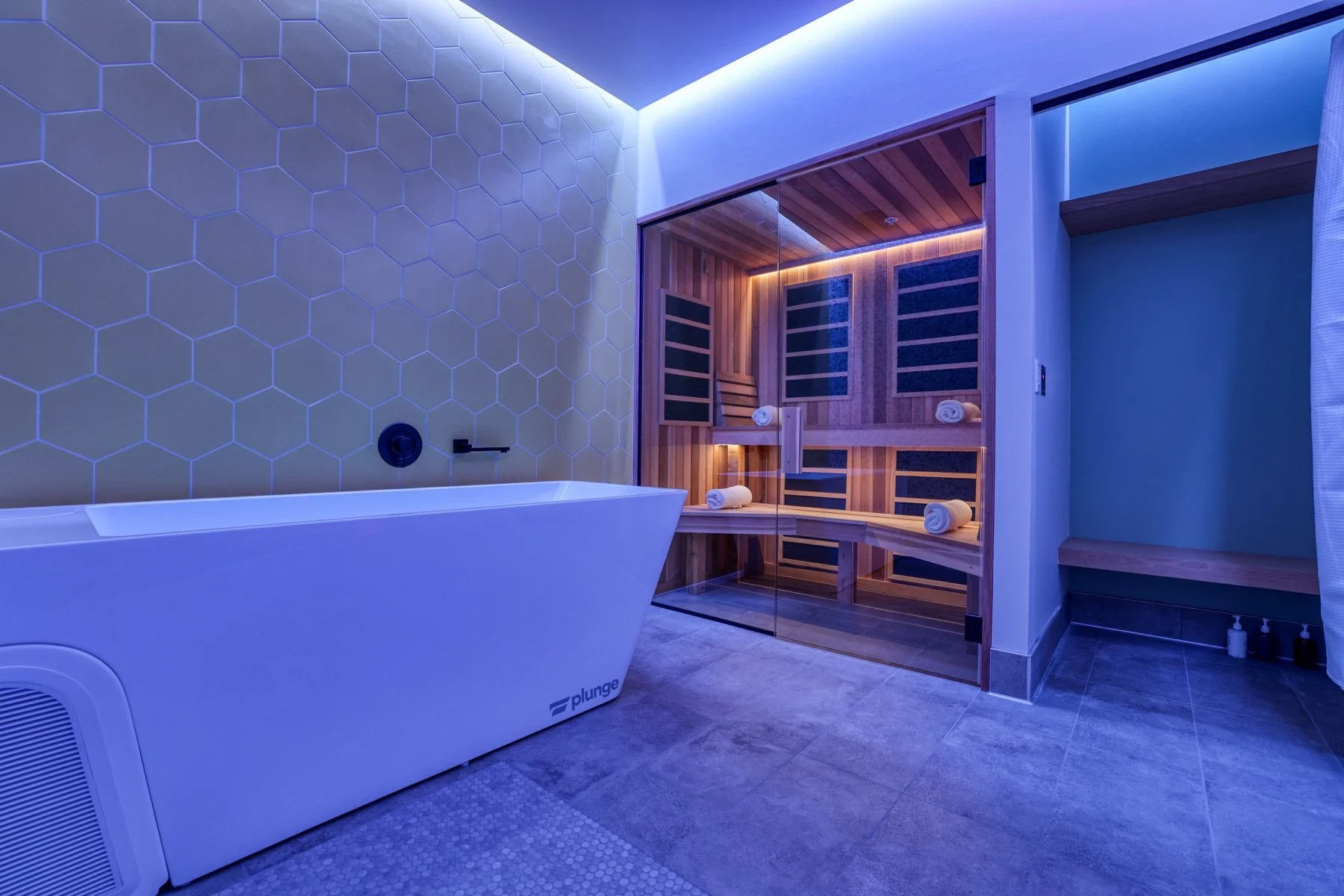 Private infrared sauna and cold plunge suite at Optimum Health