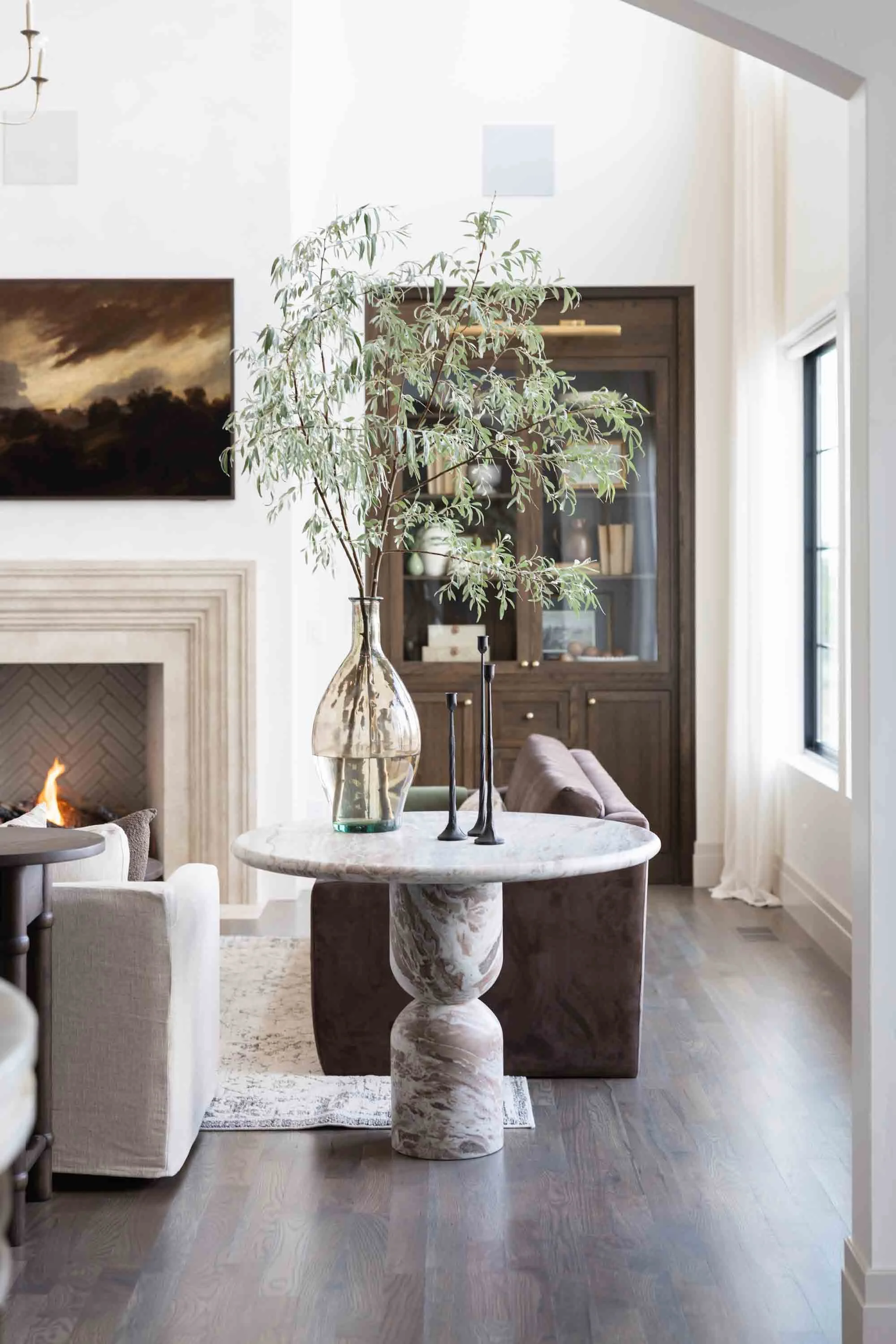 Living room with a plaster fireplace