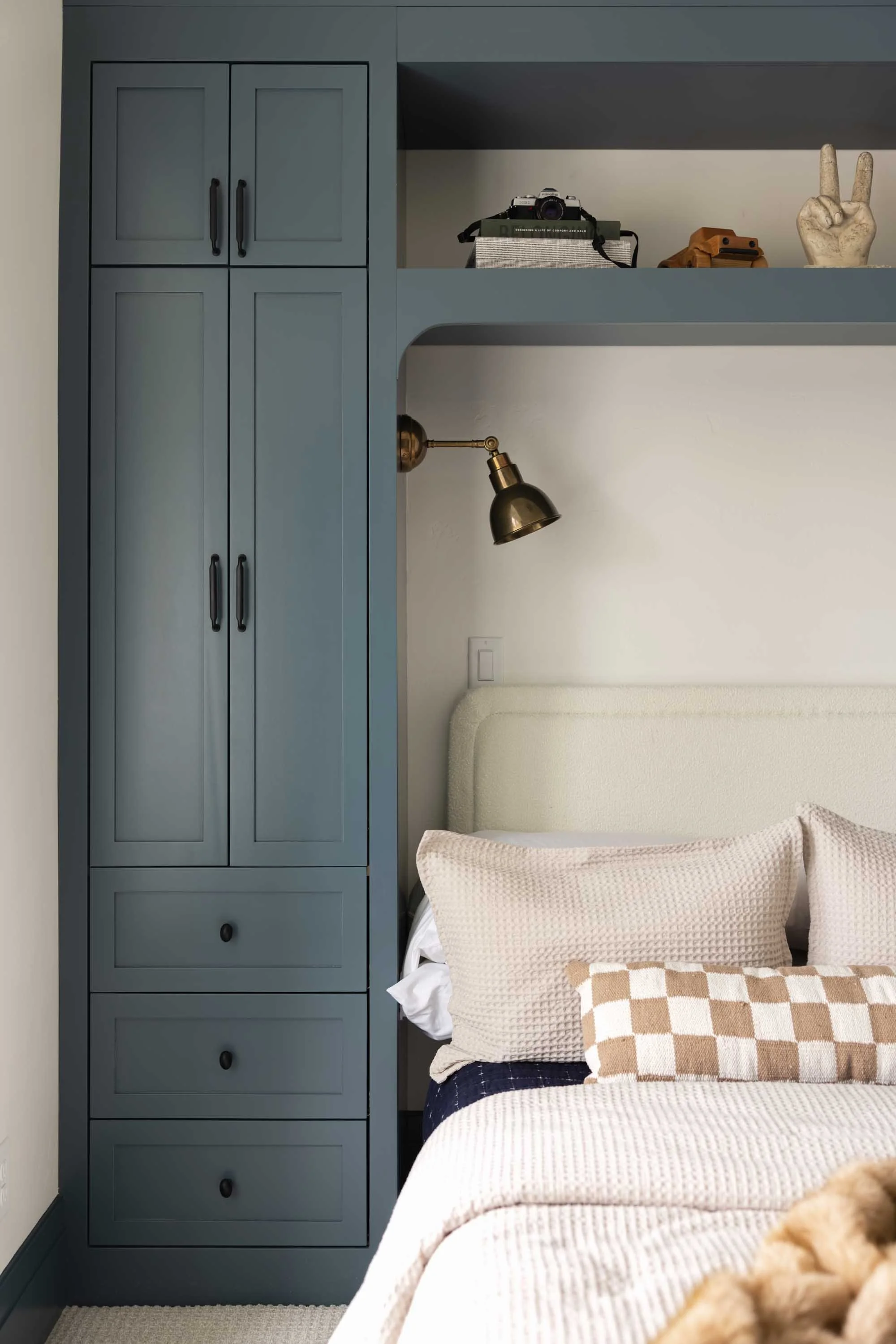 Bedroom with a built-in wardrobe