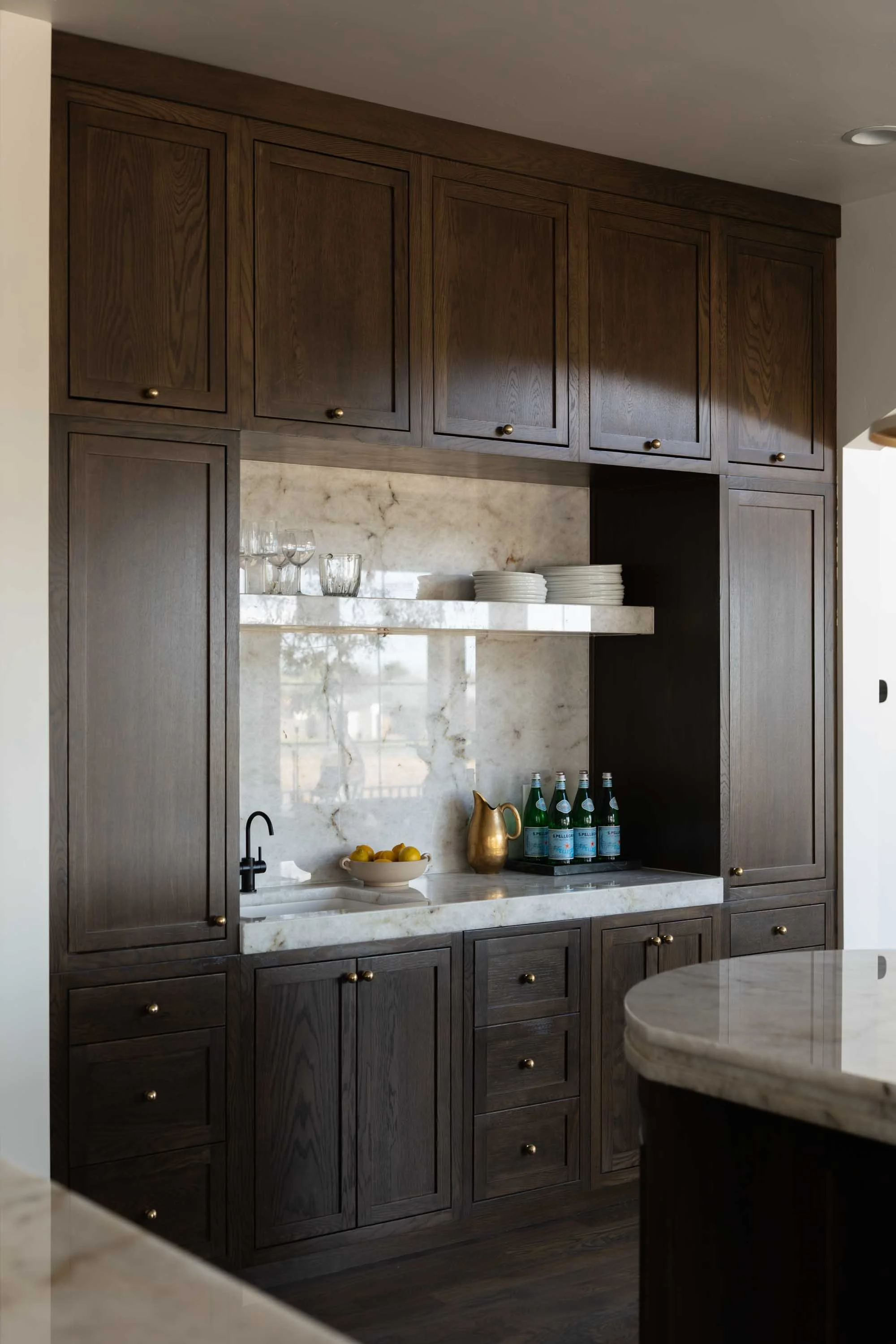 Wet bar with arched cabinetry