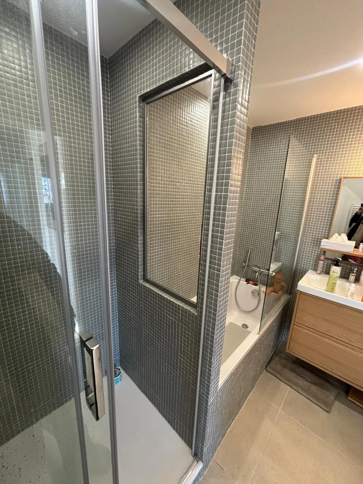 Installation professionnelle de paroi de douche en verre sécurit