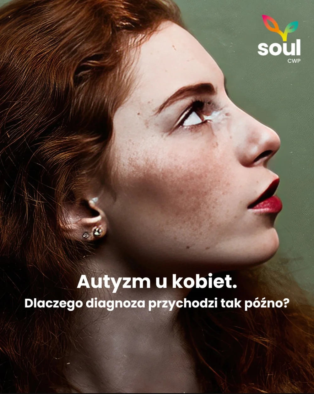 Rudowłosa kobieta z profilu patrzy w górę na zielonym tle, z napisem: Autyzm u kobiet. Dlaczego diagnoza przychodzi tak późno?