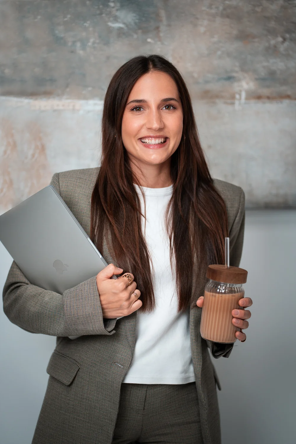 Business-Porträt einer Frau mit Laptop