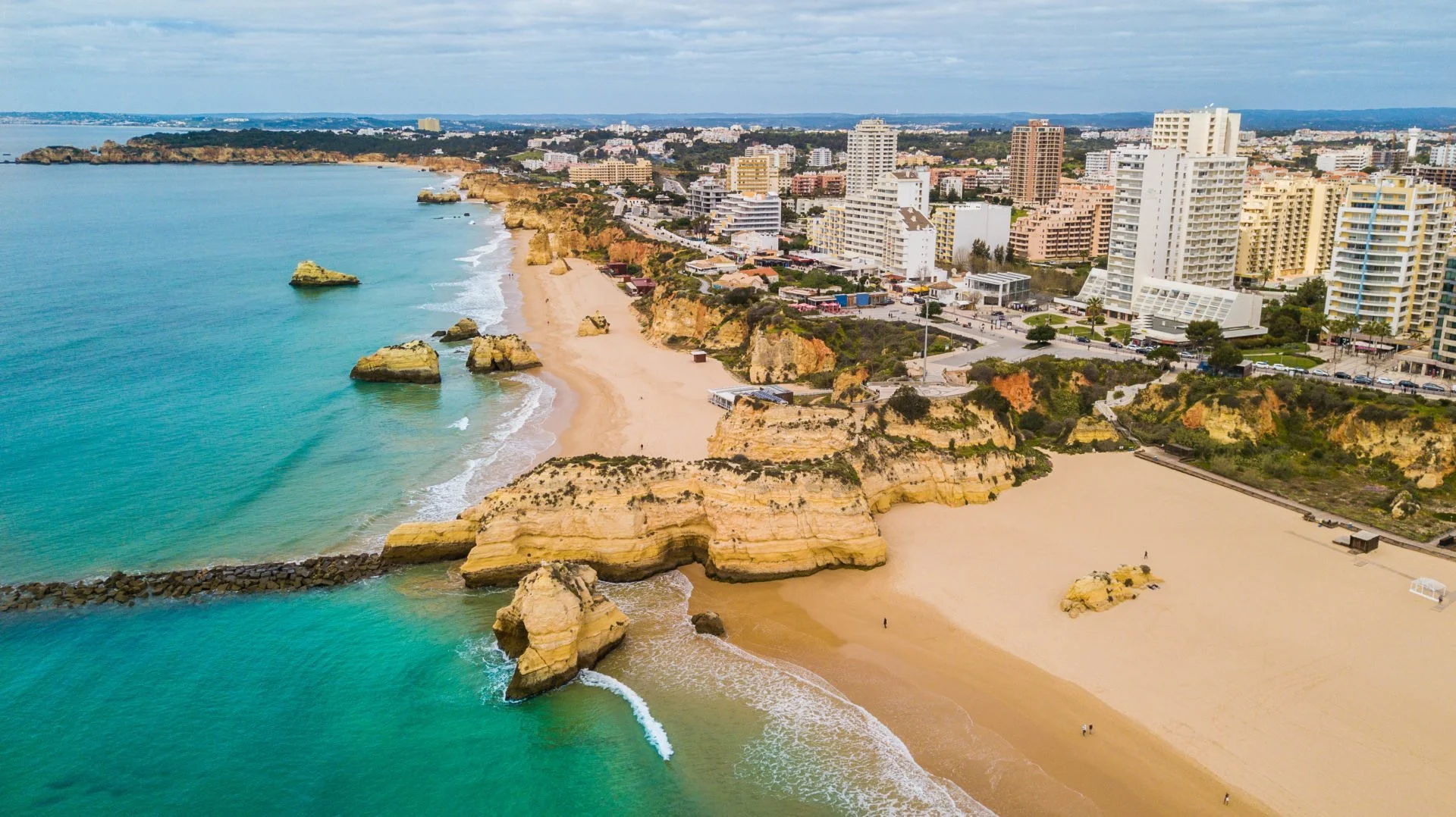 Clear blue sky over the Algarve coast, ideal weather for hour building