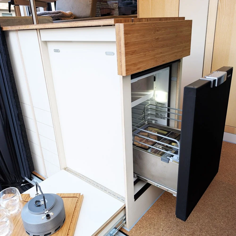 Kochmodul K4 – Kühlschublade & Außenklapptisch