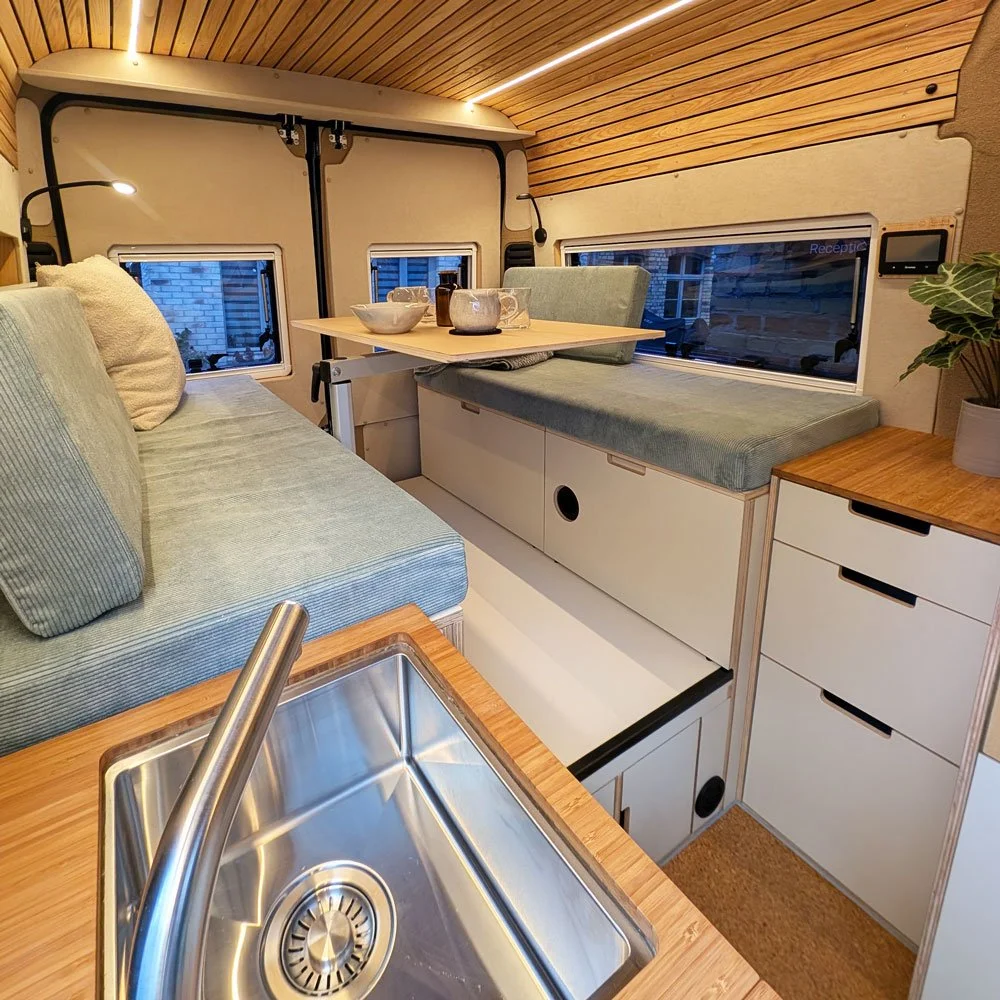 Kochmodul K4 – Küchenansicht im Camper