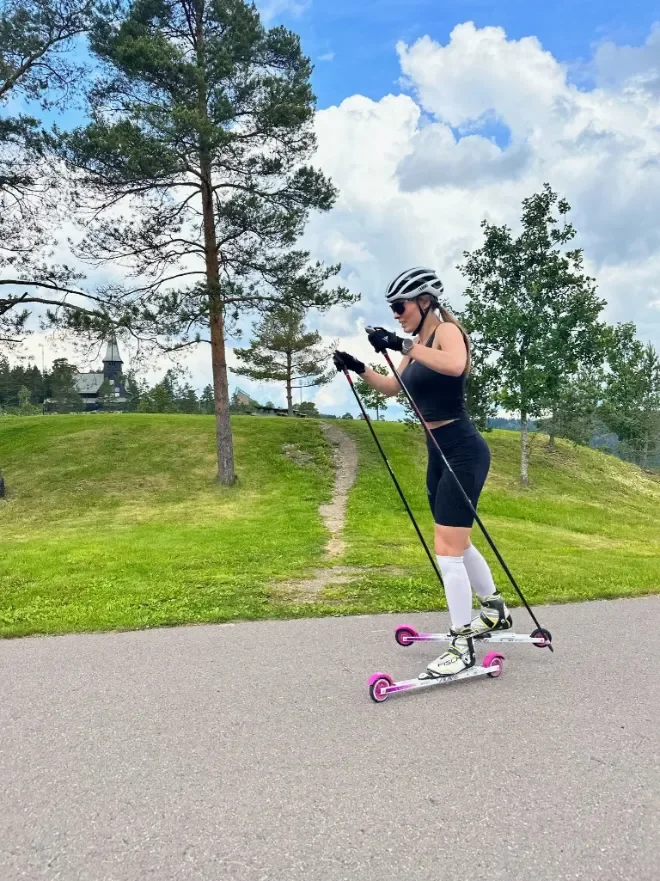 Skiinstruktør Varja på skøyterulleski i Holmenkollen