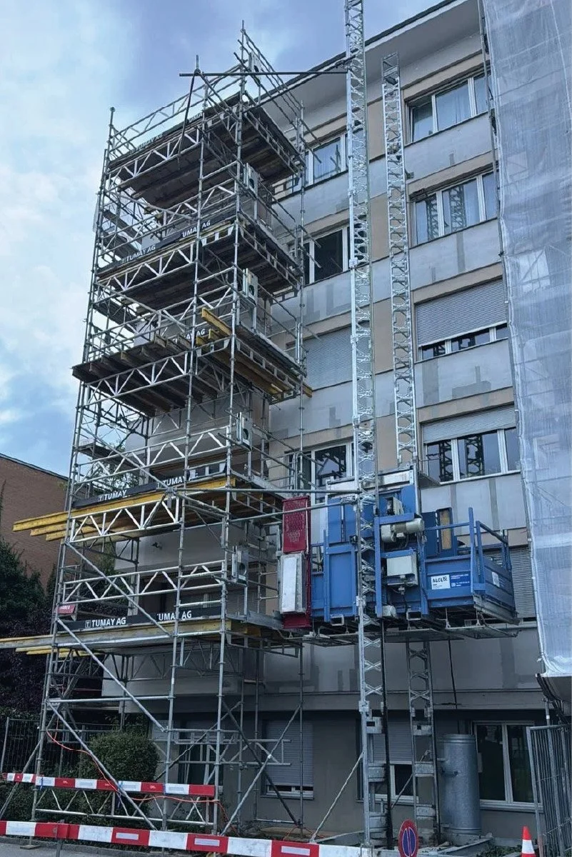 Gerüst mit Materialaufzug