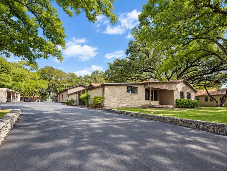 8411 N Interstate 35