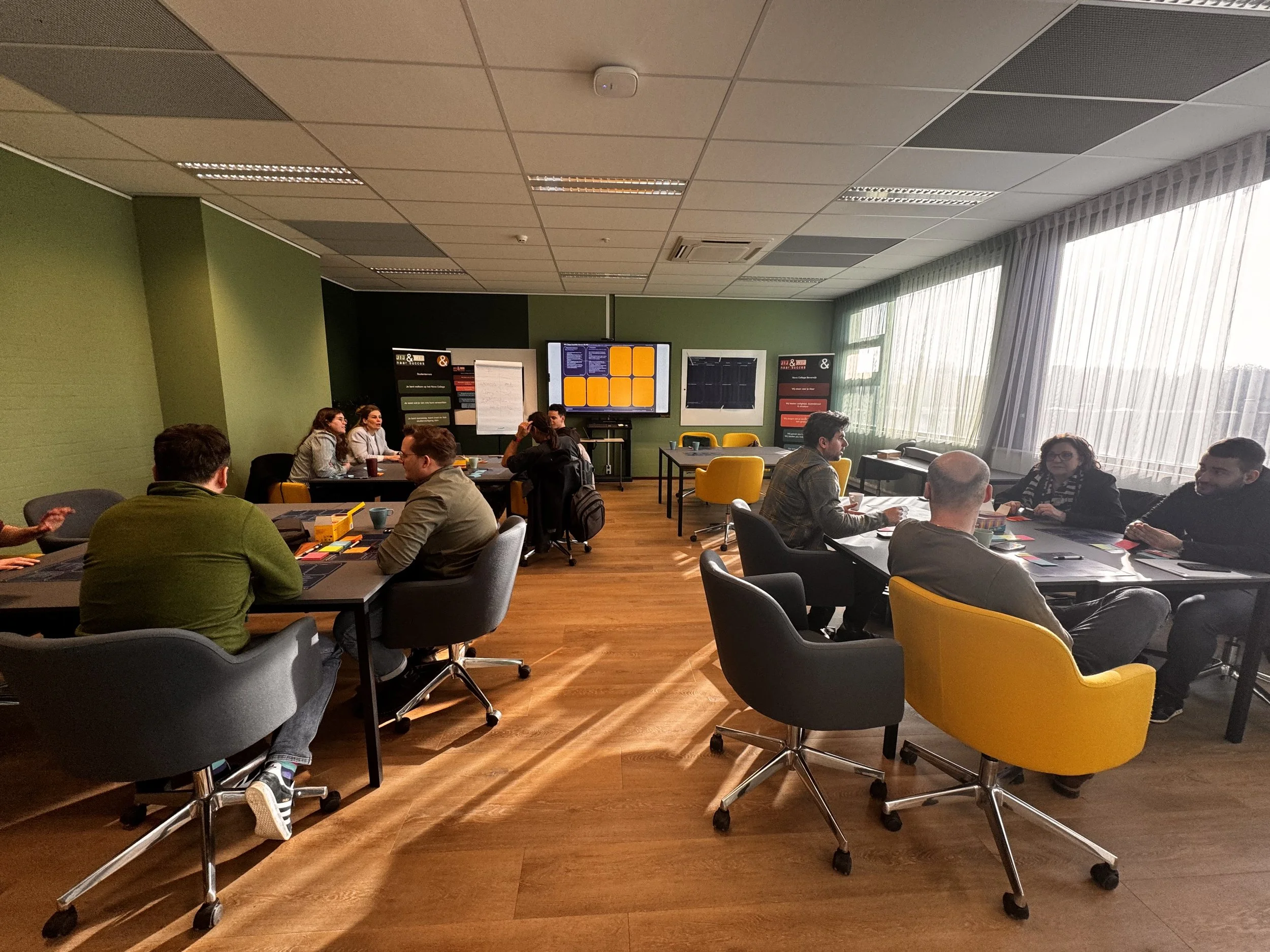 Deelnemers werken in groepen aan een Stagesprint