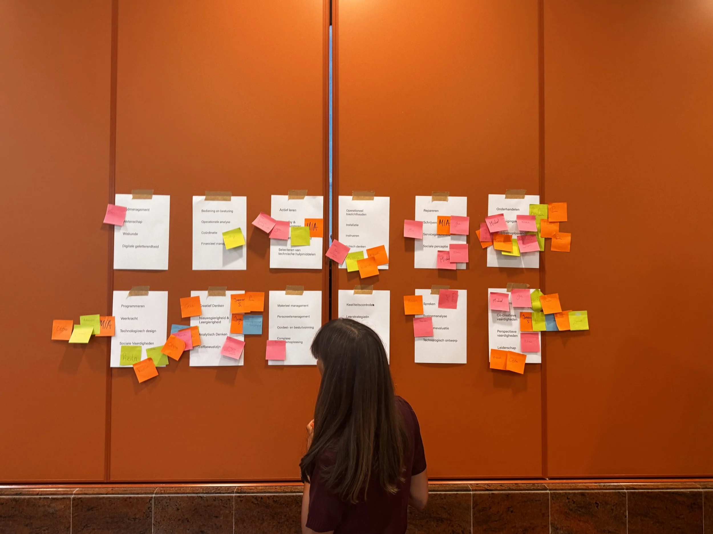 Deelnemer bekijkt geclusterde ideeën tijdens een Stagesprint