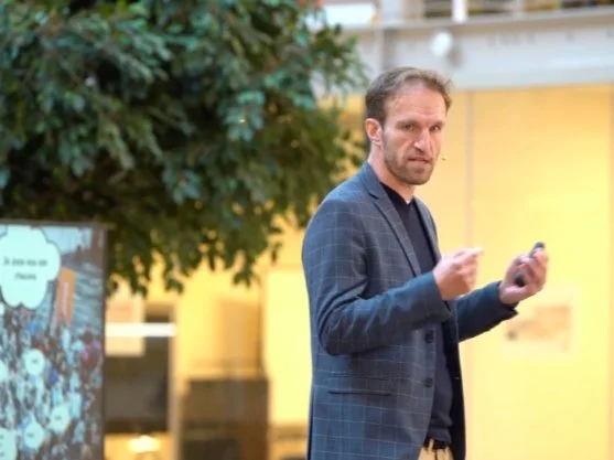 Maarten Brand spreekt op een bijeenkomst over stage en samenwerking