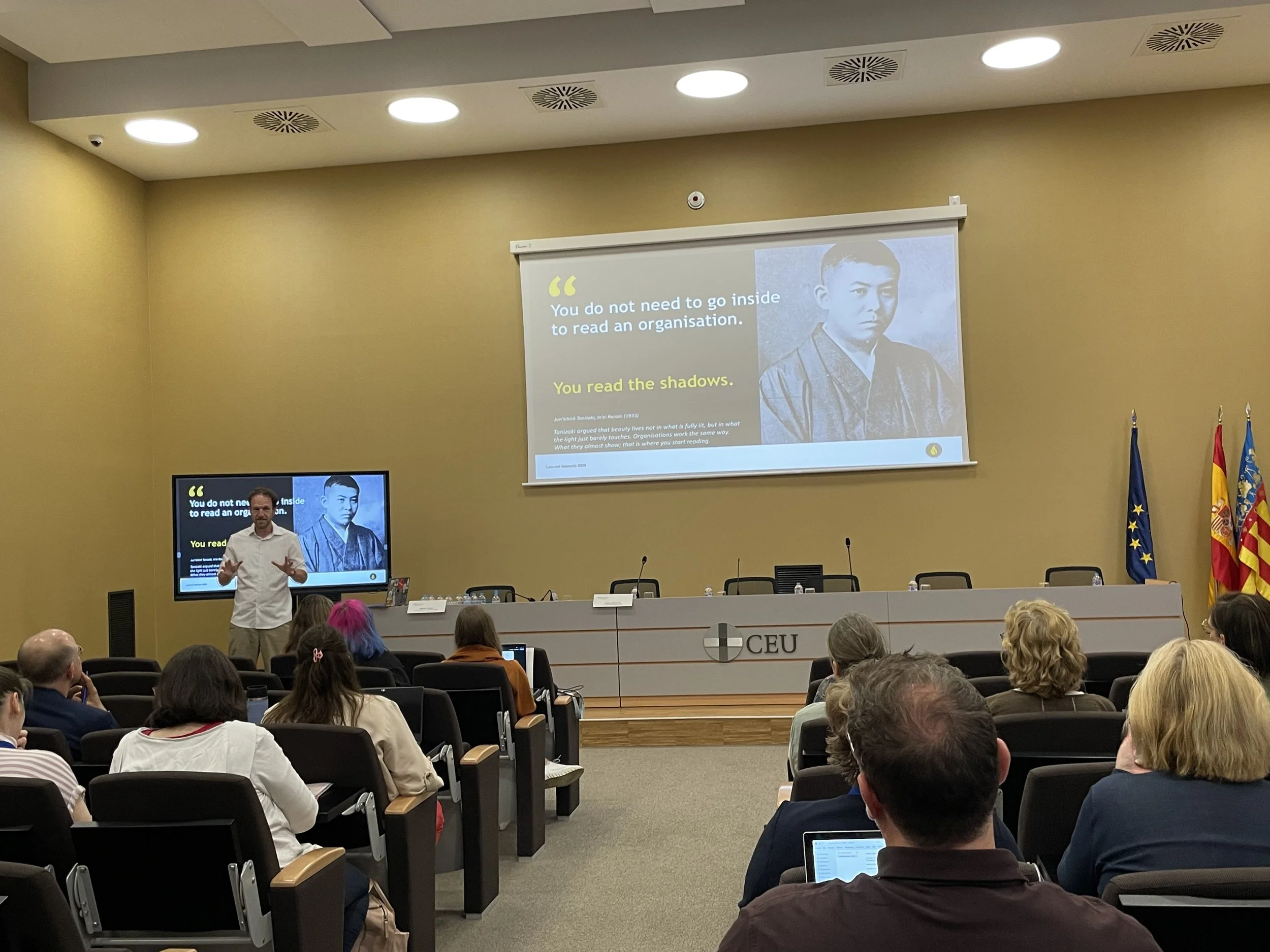 Maarten Brand giving a presentation to an audience in Spain