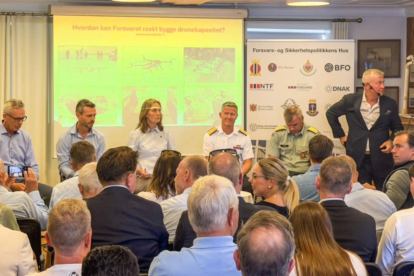 A packed drone hall in Arendal where the Armed Forces and the drone industry met to discuss building Norwegian drone capacity.