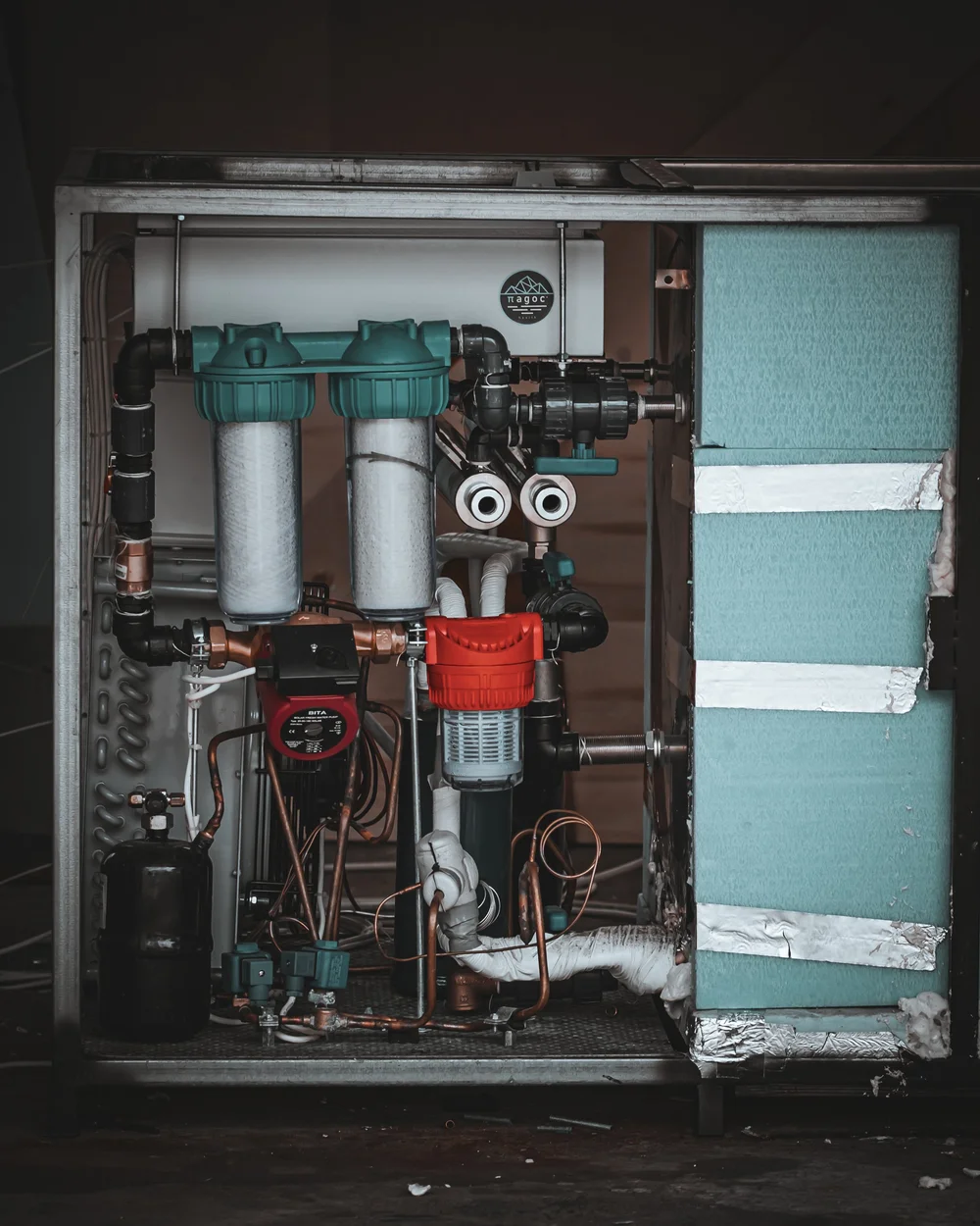 Inside the Pagoc ice bath cabinet: refrigeration, filtration and circulation machinery
