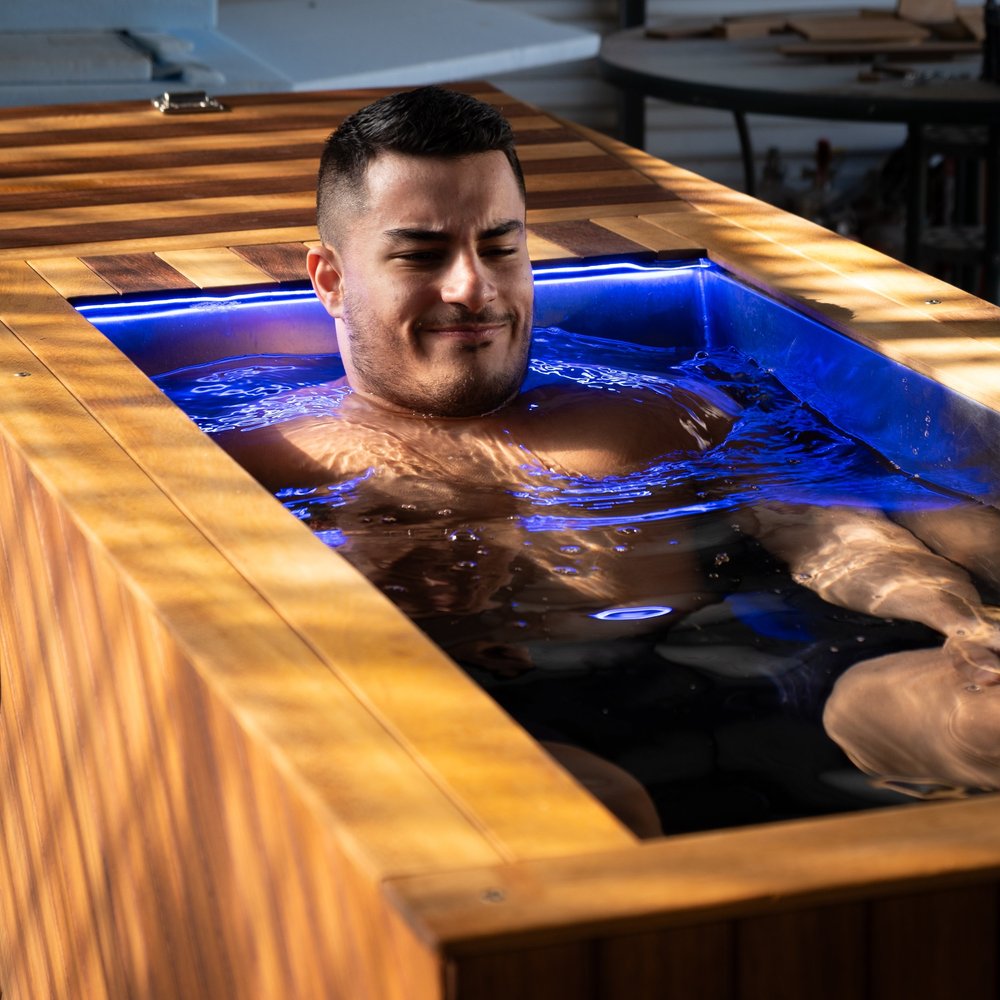 Man immersed to the shoulders in a Pagoc ice bath, staying still and controlling his breathing