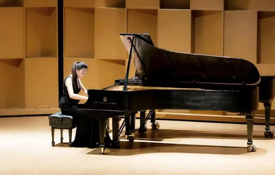 Shuman Zhou performing piano