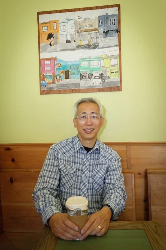 Laurance Lee 在舊金山一家社區咖啡館微笑