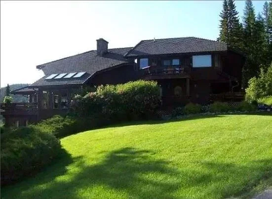 Main lodge at Bar W Guest Ranch