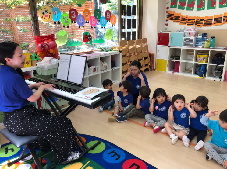 リトミッククラスで音楽を楽しむ子どもたち