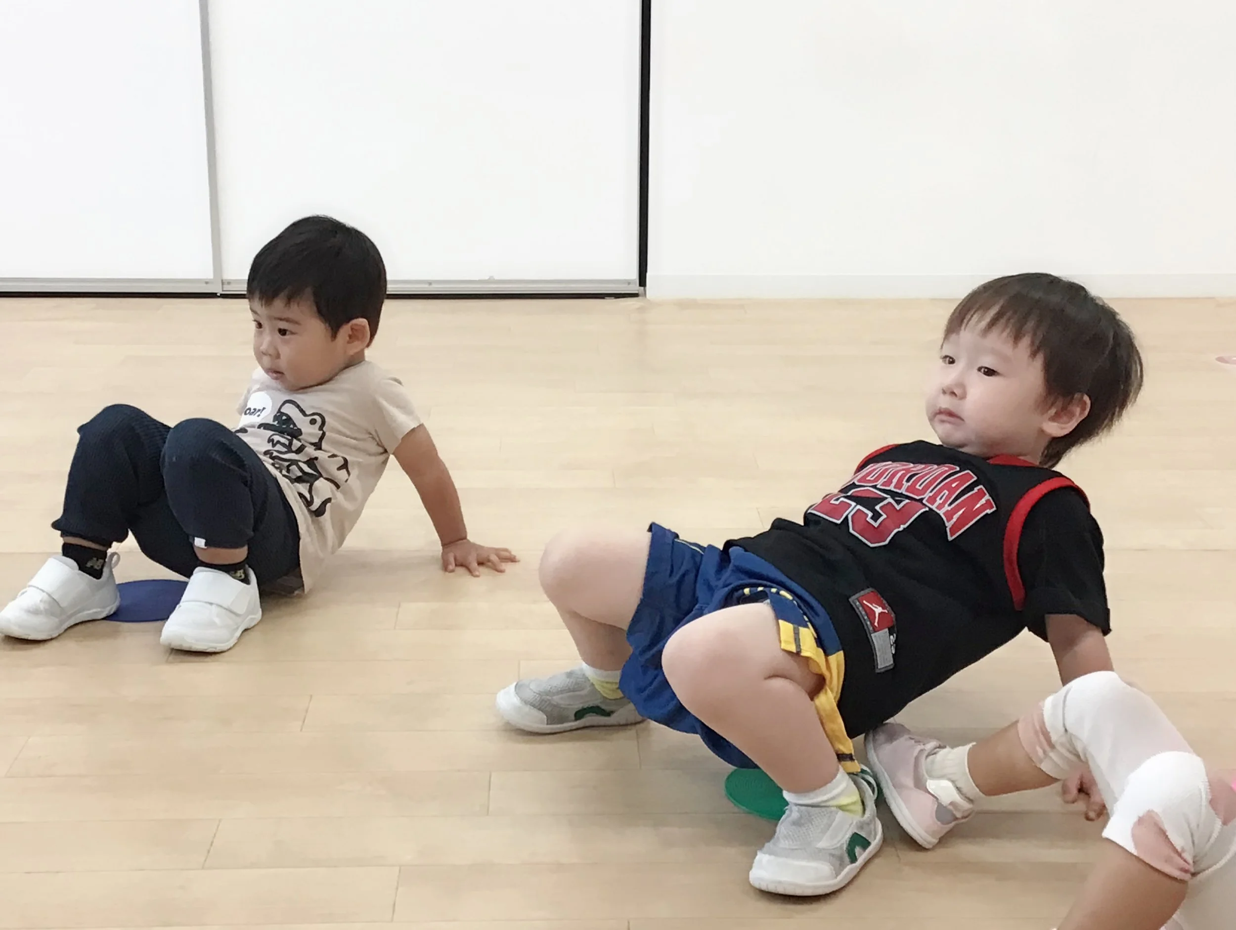 体育の時間に身体を動かす子どもたち