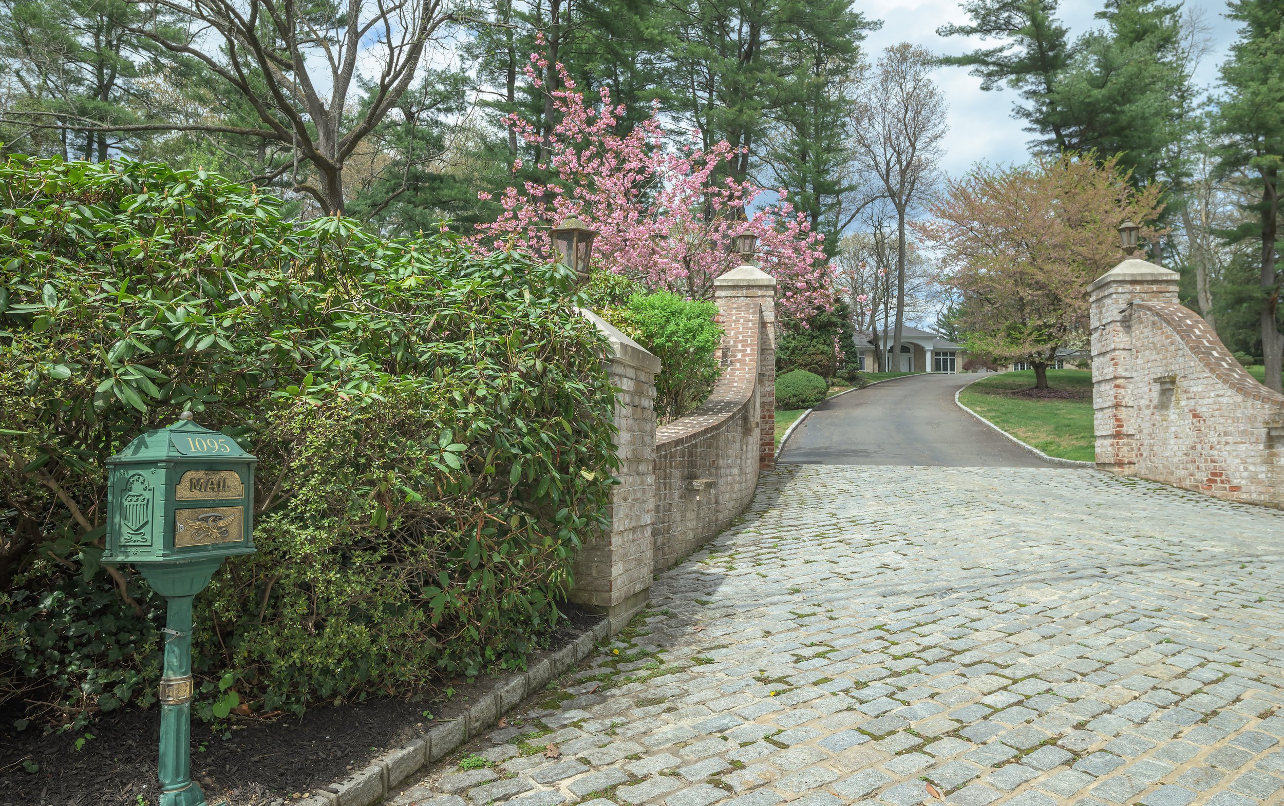 Long Island estate cobblestone gate entry — Palma Design