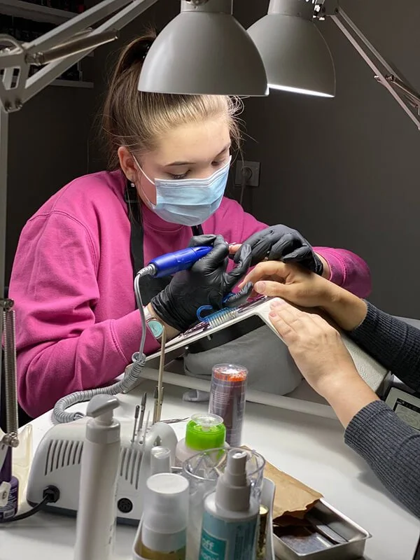 Gel application under the cuticle – class demo 3