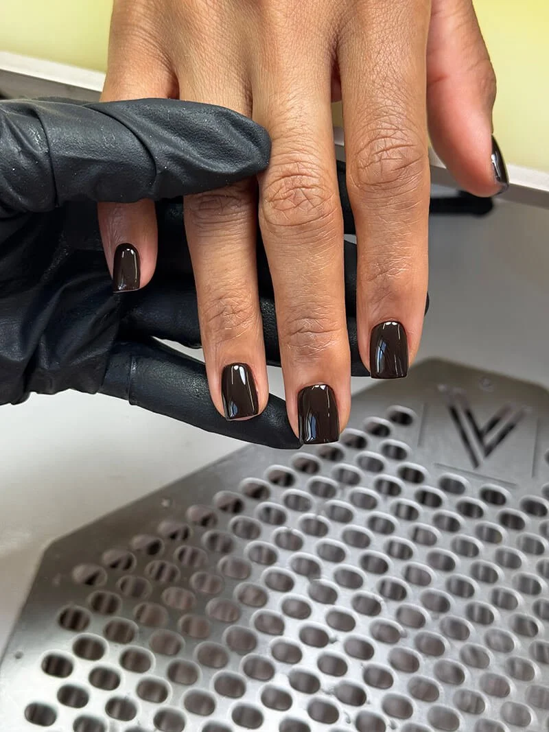 Finished dark brown structured gel nails