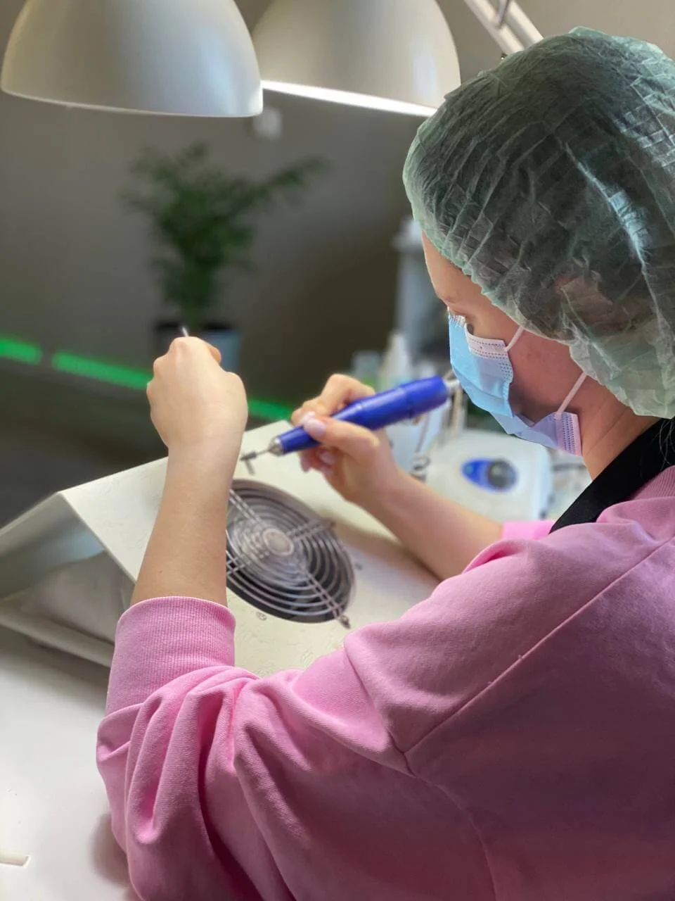 Advanced cuticle work – student practice