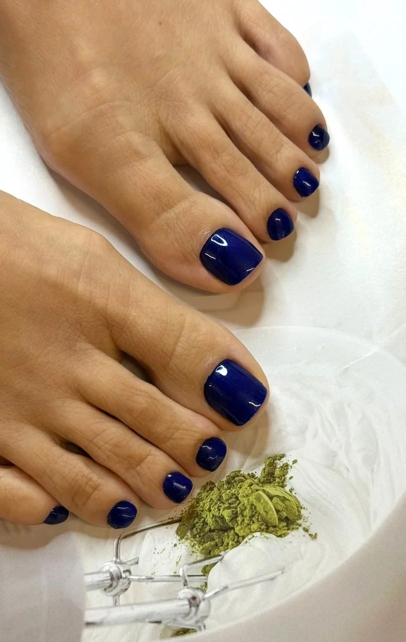 Dark blue toenails after repair and finishing