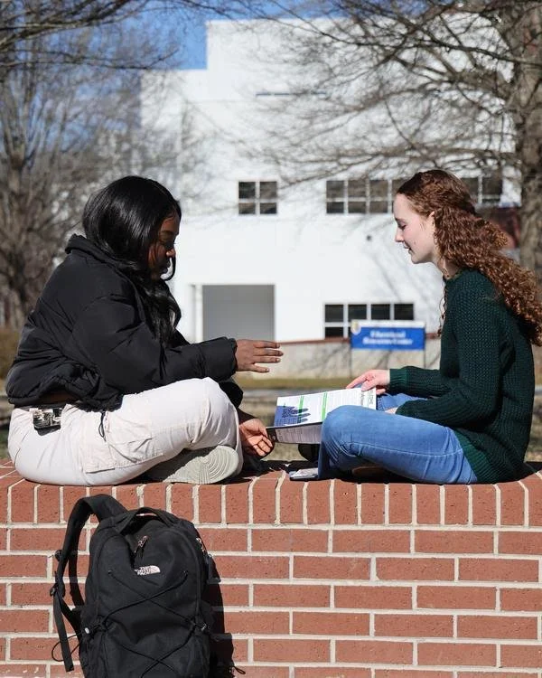 Two tnAchieves college students study together outside on campus