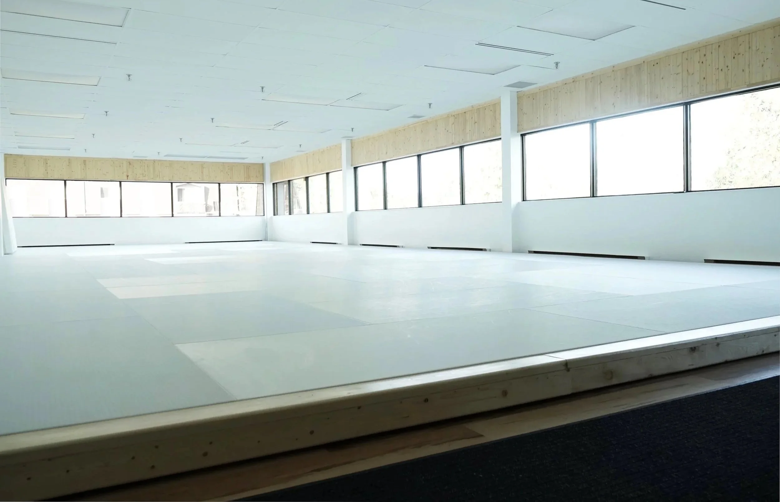 Dojo Judo Samitto à Neufchâtel : espace lumineux avec tatamis blancs