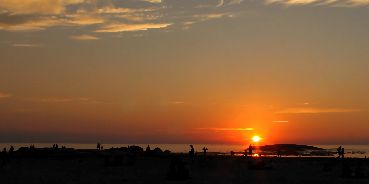 Travellers with chronic pain enjoying paced beach activities as per their travel plan