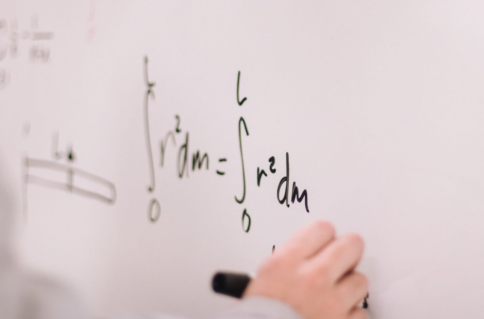 Matematik dersinde öğretmen tahtaya integral sorusu çözüyor