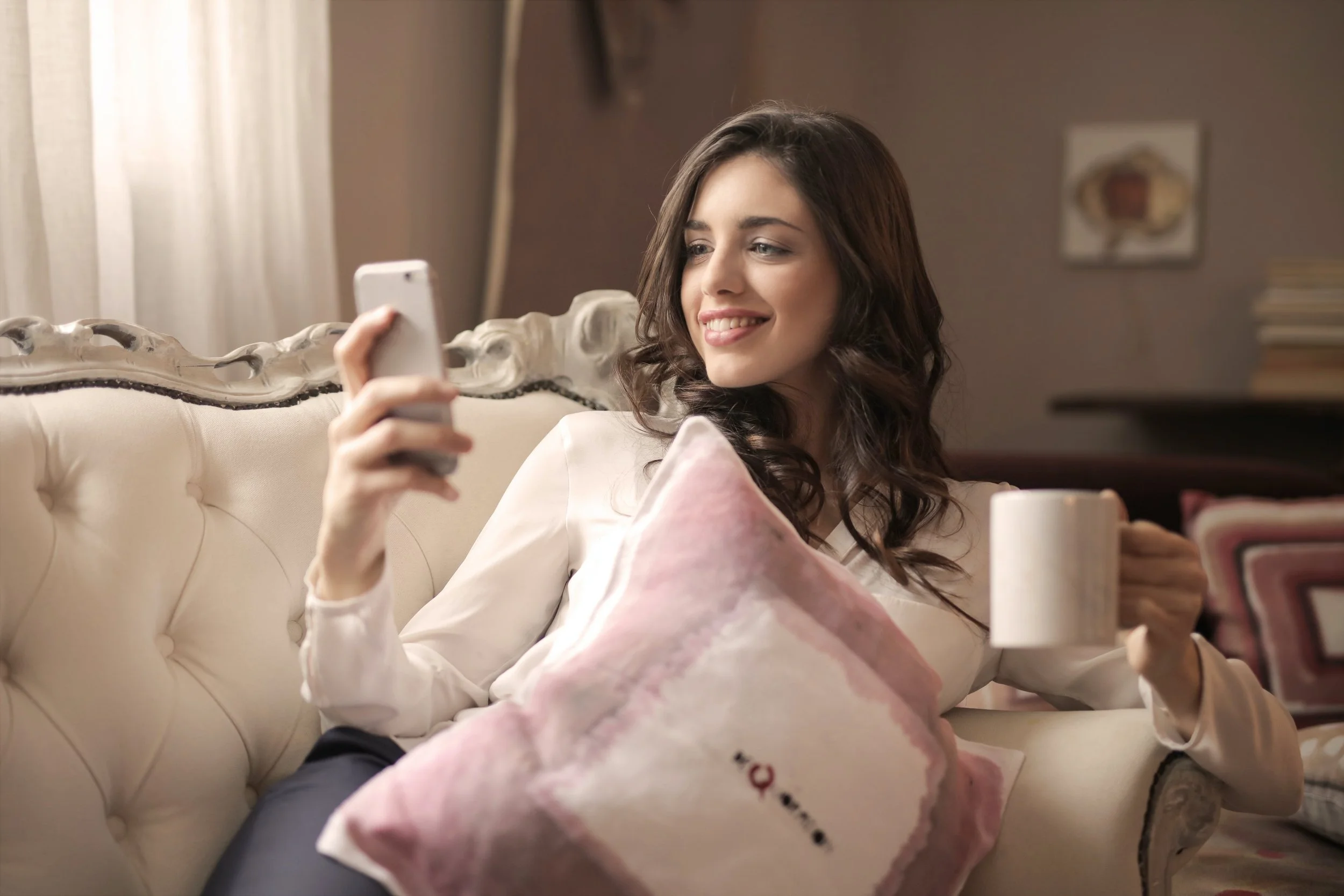 A client relaxing at home during a live Zoom hypnotherapy session with Detlef