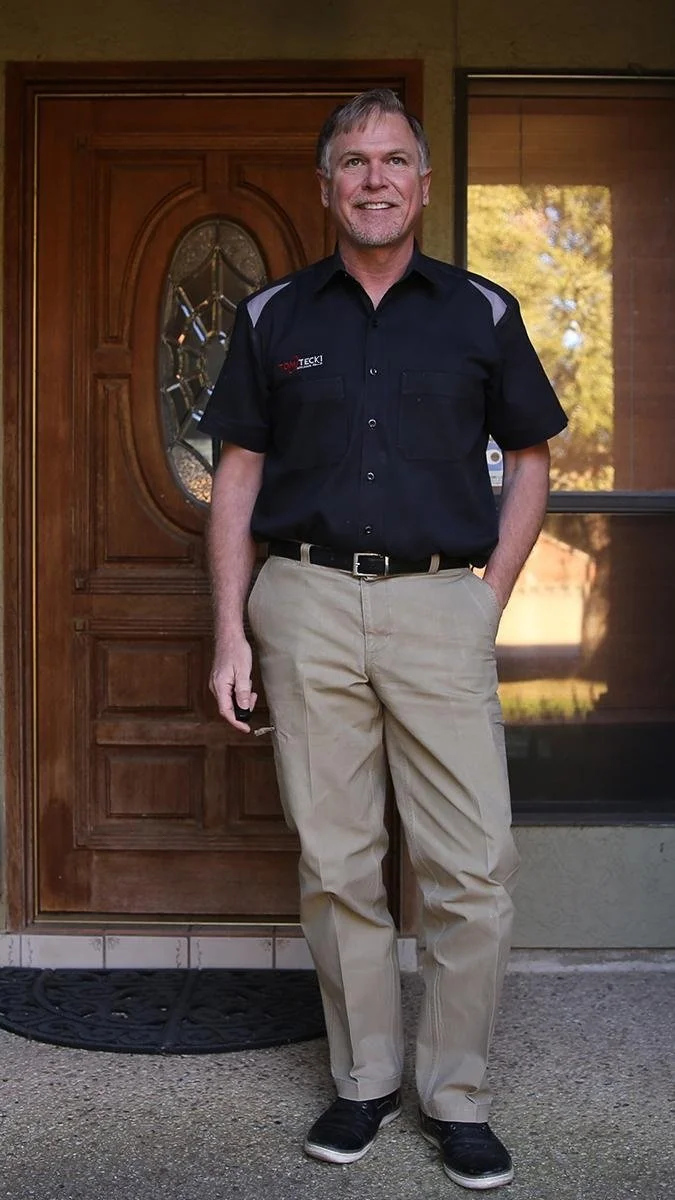 Tom, owner of Tomtecki, arriving at a customer&rsquo;s front door for an in-home appliance repair