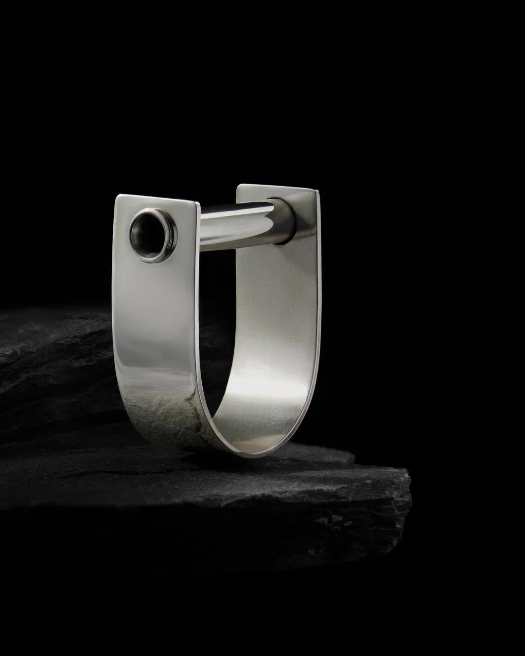 Bague U lisse — argent sur ardoise