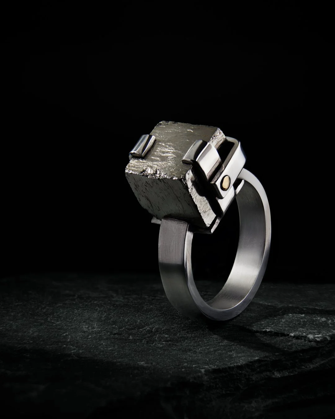 Bague Cube — pyrite et argent sur ardoise