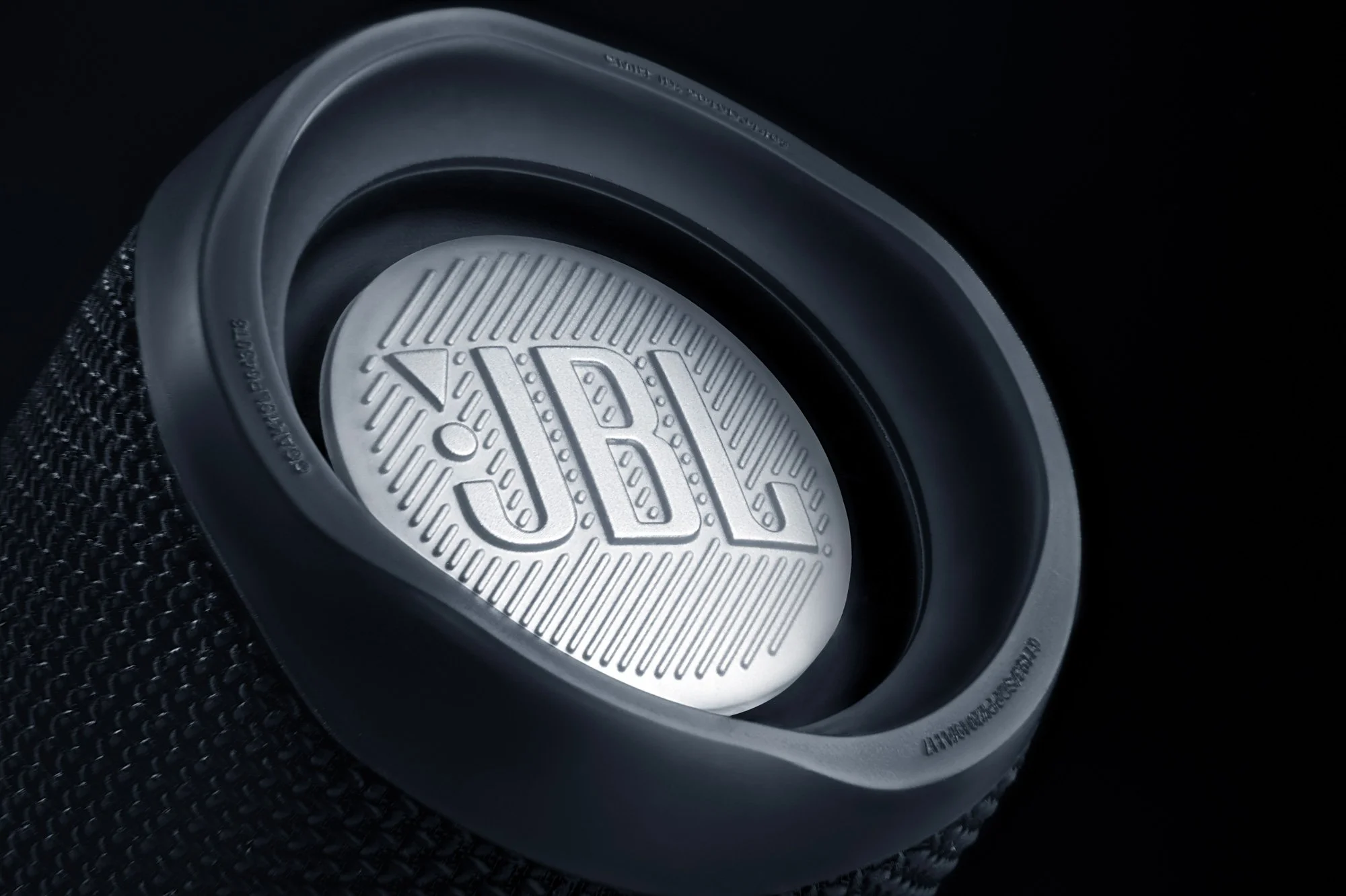 JBL — caisse macro sur tissu noir
