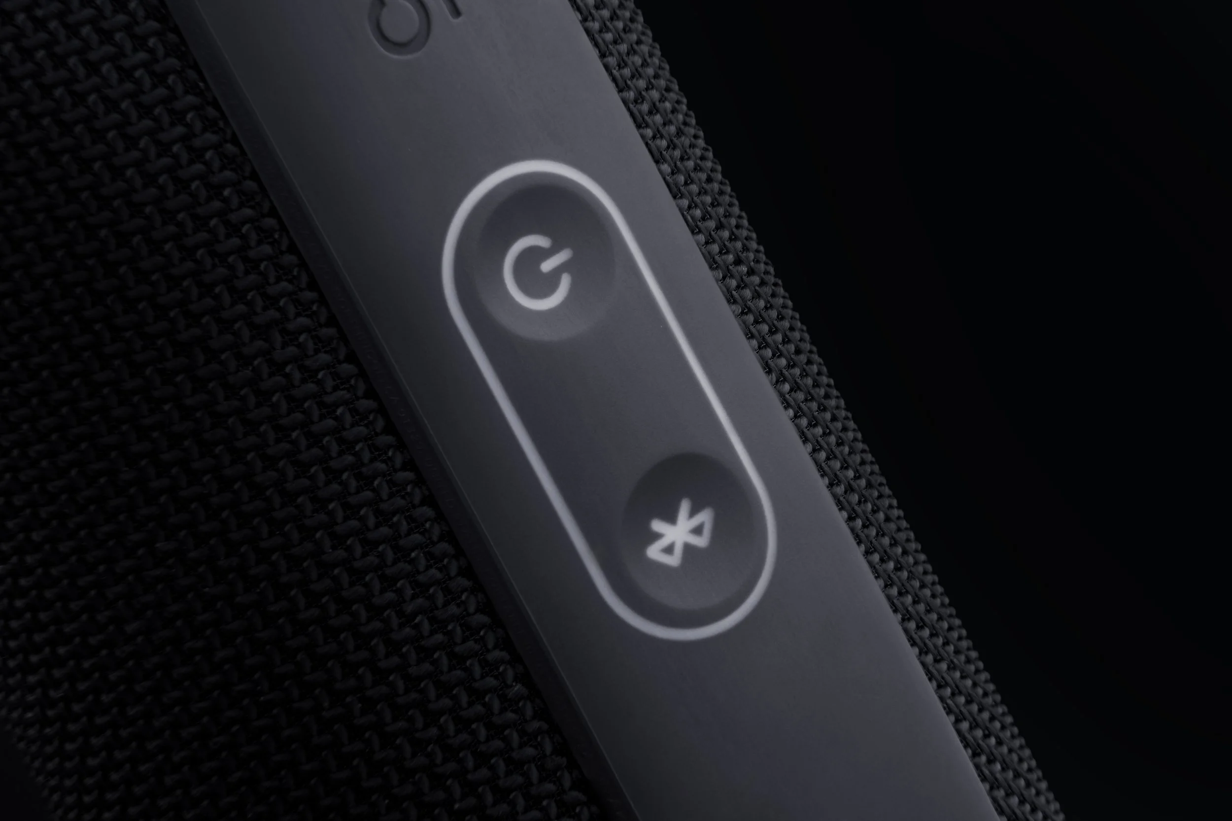JBL — détail bouton power et bluetooth